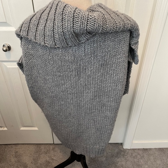 French Connection size M sweater - Picture 10 of 15